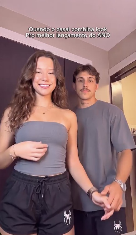 Casal criando conteúdo para redes sociais
