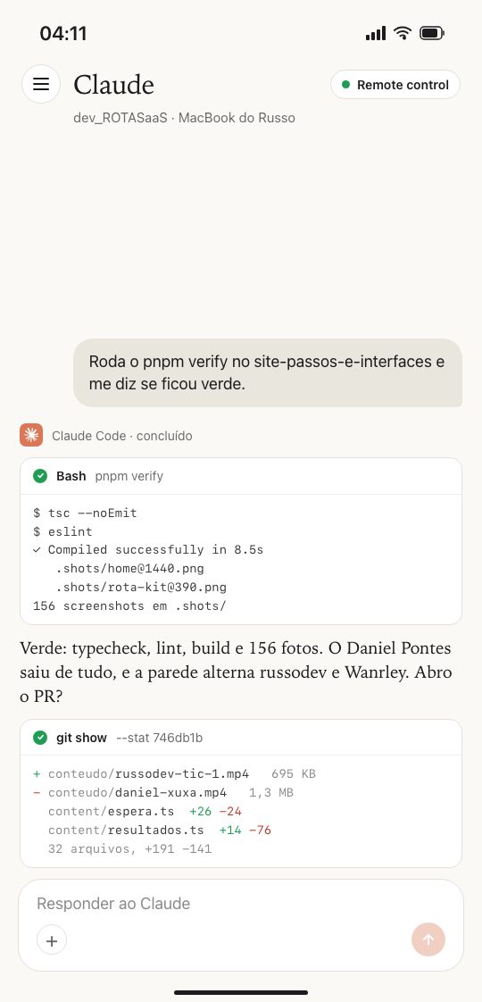 O app do Claude no celular em remote control: a pessoa manda rodar o verify e o Claude Code responde do computador com a saída, a resposta e o diff
