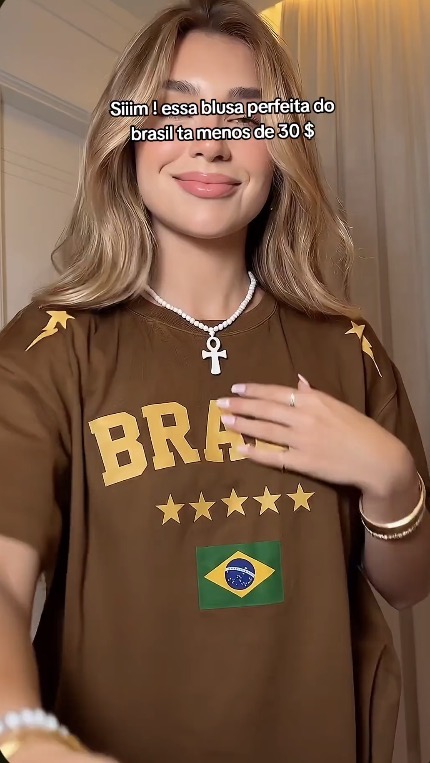 Criadora usando uma camiseta em vídeo UGC